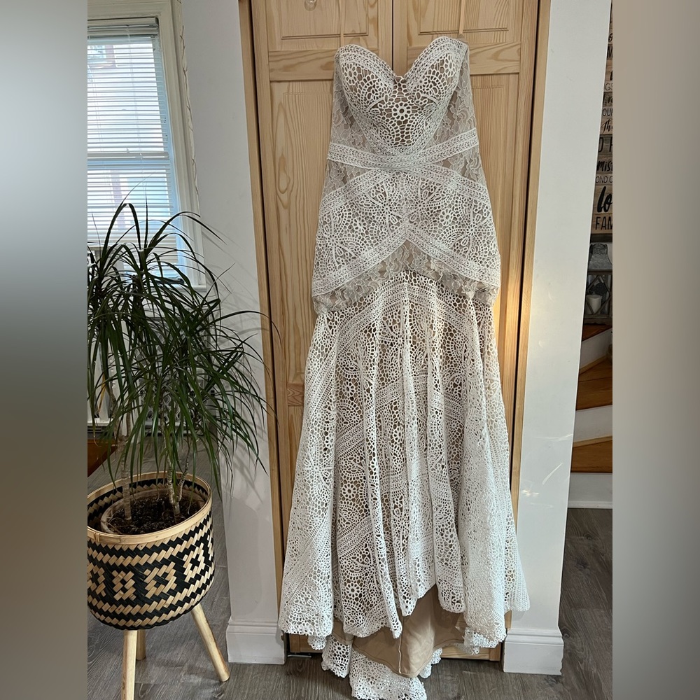 Women's Bohemian Wedding Dresses with Detachable Arm Bands. Size 6
